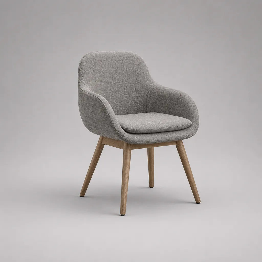 Poltrona imbottita grigio chiaro con braccioli, schienale arrotondato e piedi in legno, 65 × 66 × 84 cm