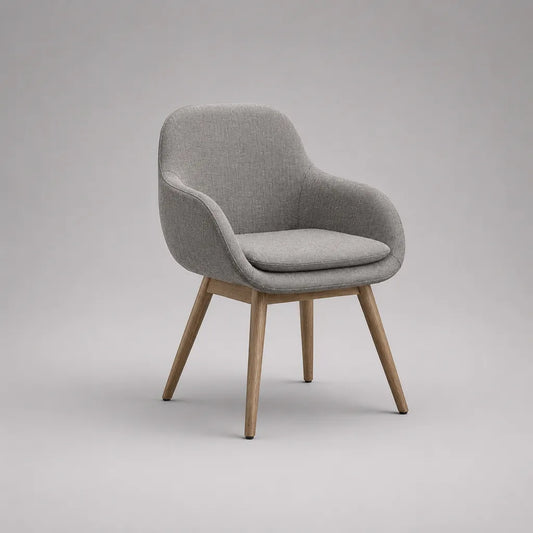 Poltrona imbottita grigio chiaro con braccioli, schienale arrotondato e piedi in legno, 65 × 66 × 84 cm